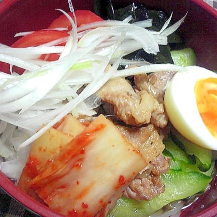 辛味豚肉を乗せた冷麺